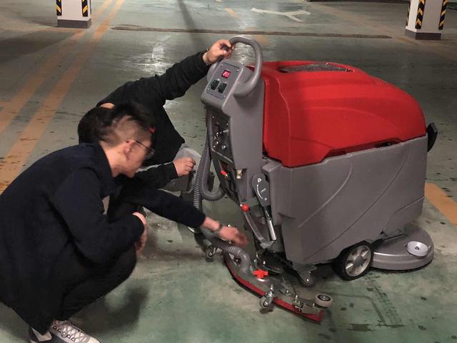 御衛(wèi)仕手推式洗地機(jī)DX3走入江蘇某大型商超的停車(chē)場(chǎng)